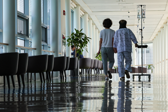 의대 교수들이 '주1회 휴진'을 시작한 지난달 30일 전국에서 8개 병원의 일부 의사들이 외래 진료를 축소한 것으로 나타났다. 〈사진=연합뉴스〉