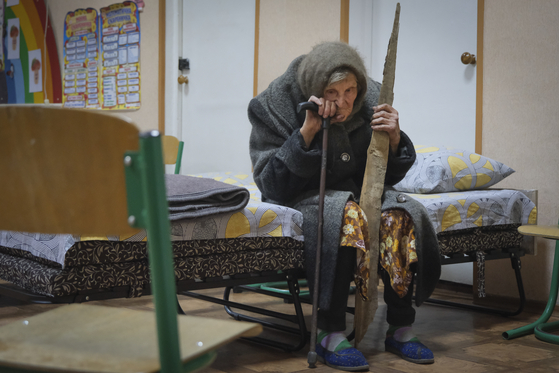 우크라이나에 사는 98세 할머니가 러시아 점령지에서 무사히 탈출한 뒤 대피소에 앉아 있다. 〈사진=우크라이나 도네츠크 경찰 제공/AP 연합뉴스〉