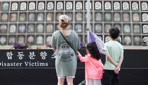 시민들이 서울 중구 서울광장에 마련된 이태원 참사 희생자 합동 분향소를 둘러보고 있다. 〈사진=연합뉴스〉