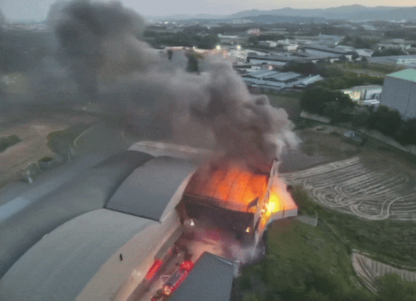 오늘(2일) 저녁 충청북도 음성군 삼성면 용성리에 있는 한 폐기물 공장에서 화재가 발생했다. 〈영상=음성소방서〉 