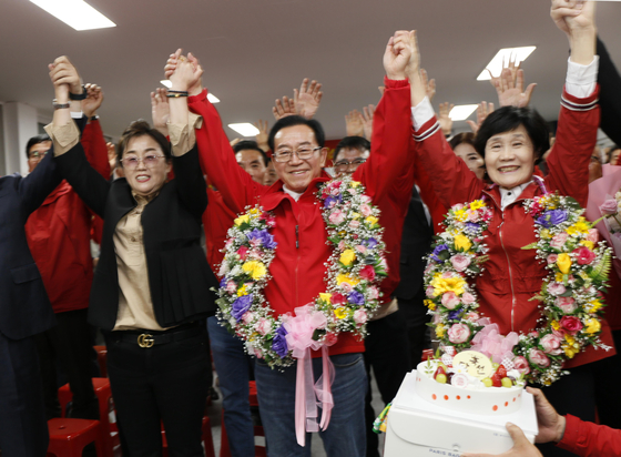 충북 충주 선거구에서 승리한 국민의힘 이종배 당선인(가운데)은 지난달 11일 ″충주 발전이 알차게 결실을 보고, 국회가 다시 국민의 신뢰를 얻을 수 있도록 분골쇄신하겠다″고 밝혔다. (사진=이종배 캠프 제공)