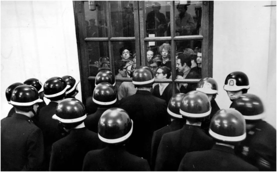 지난 1968년 미국 컬럼비아대 해밀턴 홀을 점거한 학생들을 뉴욕 경찰들이 쫓아내려 하고 있다. 〈사진=뉴욕타임스〉 