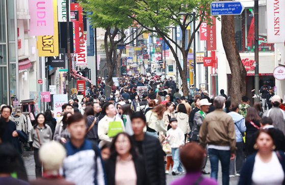 인파로 붐비는 명동 거리. 〈자료사진=연합뉴스〉
