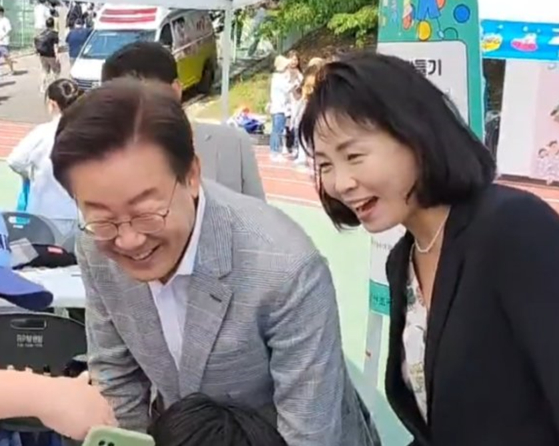 지난 4일 인천에서 열린 지역 어린이날 행사에 참석한 이재명 더불어민주당 대표와 부인 김혜경 씨. 〈사진=이재명 더불어민주당 대표 유튜브 채널 캡처〉