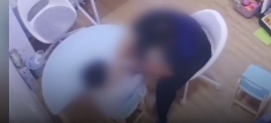 경기 시흥시 한 언어치료센터에서 자신이 가르치던 장애 아동들을 폭행한 30대 재활사의 모습이 담긴 CCTV 장면.〈사진=JTBC 방송화면 캡처〉