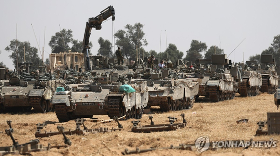 라파 로 모이는 이스라엘군〈사진=연합뉴스〉