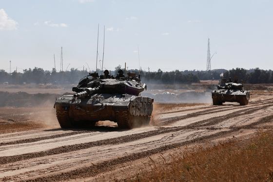 현지시간 6일 이스라엘 가자 국경 근처에서 이스라엘군 전차가 이동하고 있다. 〈사진=연합뉴수〉