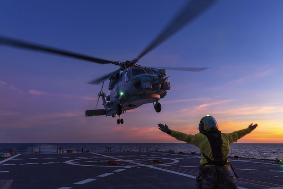 호주 해군 소속 시호크 헬리콥터가 HMAS 호바트호 갑판에 착륙하고 있다. 〈사진=연합뉴스〉