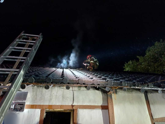 어제(7일) 밤 강원 양양군의 단독주택에서 불이 나 소방대가 진화 작업을 벌이고 있다.〈사진=강원도소방본부 제공〉