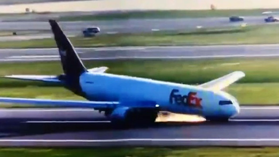 현지시간 8일 특송업체 페덱스의 보잉767 기종 화물기가 튀르키예 이스탄불 국제공항에 비상 착륙했다. 〈사진=인디펜던트 홈페이지 캡처〉