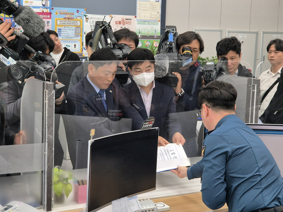 고발장 제출하는 5.18기념재단과 광주광역시 관계자 〈사진=JTBC〉