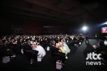 [60회 백상] 이수지X김고은 만남·황정민 깨물하트…SNS 반응 터진 백상의 순간