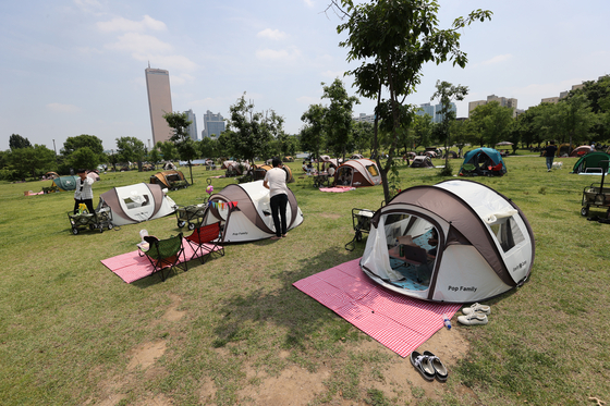 초여름 날씨를 보인 6일 오후 서울 여의도 한강공원에 텐트들이 설치돼있다. [연합뉴스]