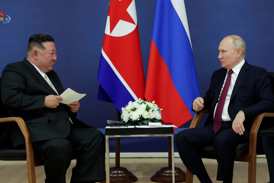 지난해 9월 러시아를 방문한 김정은 북한 국무위원장이 블라디미르 푸틴 러시아 대통령과 회담하고 있다. 〈사진=조선중앙TV 캡처〉