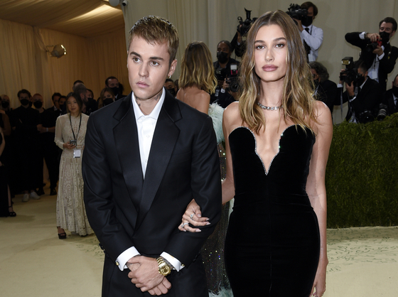 FILE - Justin Bieber, left, and Hailey Bieber attend The Metropolitan Museum of Art's Costume Institute benefit gala on Sept. 13, 2021, in New York. Justin Bieber and wife Hailey are expecting their first child together. (Photo by Evan Agostini/Invision/AP, File) 091321127245 FILE PHOTO  〈저작권자(c) 연합뉴스, 무단 전재-재배포, AI 학습 및 활용 금지〉