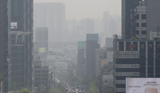 지난달 18일 서울 종로구 일대가 미세먼지로 뿌옇게 보이고 있다. 〈사진=연합뉴스〉