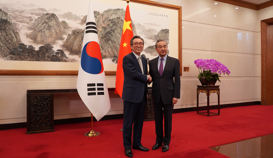 중국을 방문한 조태열 외교부 장관(왼쪽)이 왕이 중국 공산당 중앙정치국 위원 겸 외교부장을 만났다. 베이징특파원 공동취재단.