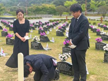 이준석, 5·18 묘지에 '영남 국화' 헌화…묘역 995기 모두 참배