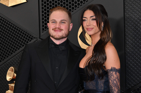 US country musician Zach Bryan and girlfriend Brianna Chickenfry arrives for the 66th Annual Grammy Awards at the Crypto.com Arena in Los Angeles on February 4, 2024. (Photo by Robyn BECK / AFP)  〈저작권자(c) 연합뉴스, 무단 전재-재배포, AI 학습 및 활용 금지〉