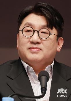 방시혁 총수 됐다…하이브, 엔터 업계 최초 대기업 지정