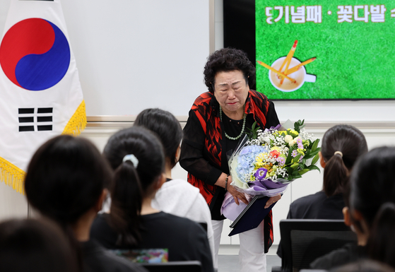 명예졸업장 수여식에서 인사하고 있는 이창현군 어머니 김말임씨. 〈사진=연합뉴스〉