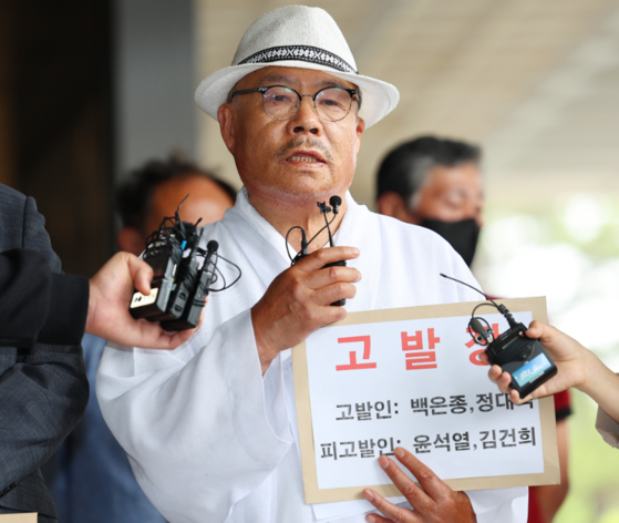 '명품 가방 의혹' 관련 윤석열 대통령과 부인 김건희 여사를 고발한 인터넷 매체 서울의소리 백은종 대표가 오늘(20일) 오후 고발인 신분으로 조사를 받기 위해 서울 서초구 서울중앙지검에 출석하고 있다. 〈사진=연합뉴스〉