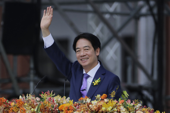 라이칭더 신임 대만 총통이 20일 대만 타이베이에서 열린 취임식에서 손을 흔들고 있다. AP=연합뉴스