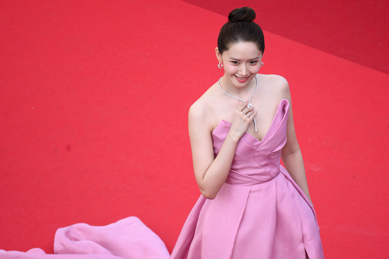 Korean singer YoonA arrives for the screening of the film "Horizon: An American Saga" at the 77th edition of the Cannes Film Festival in Cannes, southern France, on May 19, 2024. (Photo by Loic VENANCE / AFP)  〈저작권자(c) 연합뉴스, 무단 전재-재배포, AI 학습 및 활용 금지〉