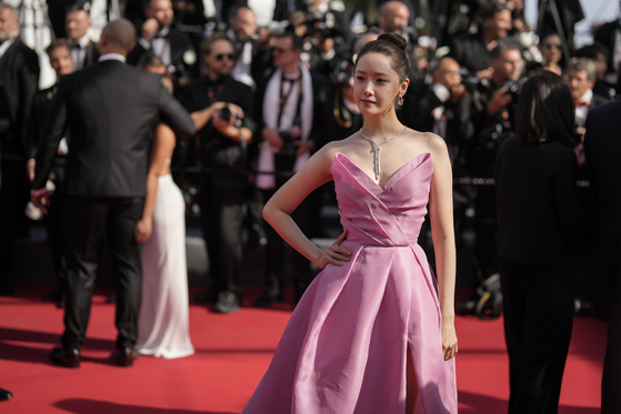 Im Yoon-ah poses for photographers upon arrival at the premiere of the film 'Horizon: An American Saga' at the 77th international film festival, Cannes, southern France, Sunday, May 19, 2024. (Photo by Andreea Alexandru/Invision/AP) 051224130421  〈저작권자(c) 연합뉴스, 무단 전재-재배포, AI 학습 및 활용 금지〉