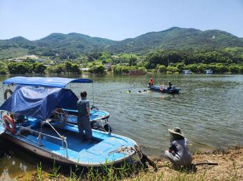 저수지 빠져 가라앉는 차, 선루프 깨고 구조…병원 이송