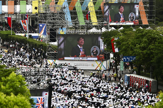 대만 타이베이에 모인 사람들이 20일 라이칭더 신임 총통이 취임식에서 연설하는 모습을 대형 화면으로 지켜보고 있다. AP=연합뉴스