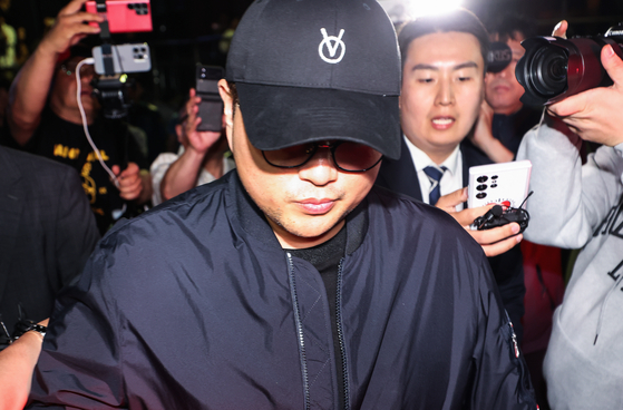 '음주 뺑소니' 혐의를 받는 트로트 가수 김호중이 지난 21일 오후 서울 강남경찰서에서 조사를 마친 뒤 차량으로 이동하고 있다. 〈사진=공동취재〉