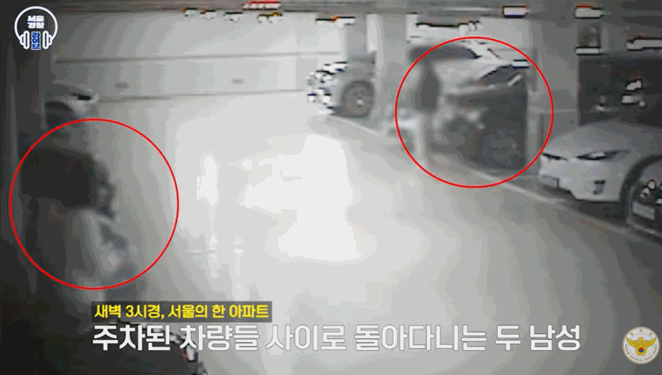 남성 두 명이 주차장에 주차된 차량을 돌며 연락처를 수집하는 모습. 〈영상=경찰청 유튜브 캡처〉