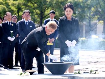 문 전 대통령, 이재명·조국에 “연대해서 성과 빨리 내야“  