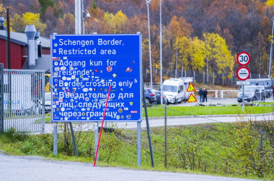 노르웨이 키르케네스 인근에 세워져 있는 러시아와 노르웨이를 가로지르는 스토르스코그 국경을 알리는 표지판. 노르웨이는 북극에서 러시아와 200km에 달하는 국경을 맞대고 있다.〈사진=AP, 연합뉴스〉