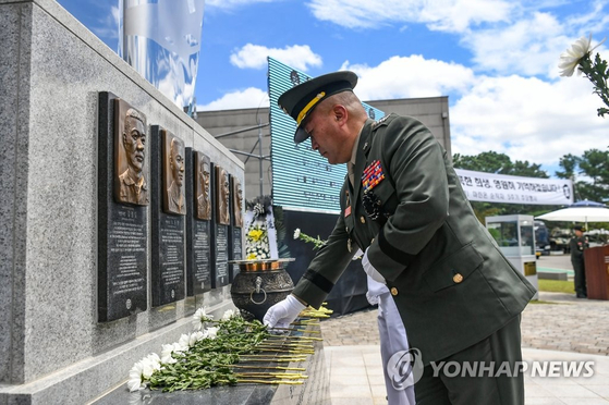 지난해 7월 17일 해병 1사단 내 마린온 순직자 위령탑에서 열린 '마린온 5주기 추모행사'에서 헌화하는 김계환 해병대사령관.