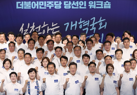 지난 22일 충남 스플라스리솜에서 열린 제22대 국회 더불어민주당 당선인 워크숍에서 이재명 대표와 박찬대 원내대표, 당선인들이 구호를 외치고 있다. 〈사진=연합뉴스〉