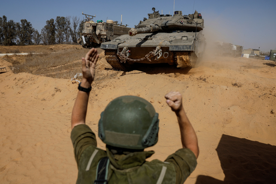 가자 국경 근처에서 전차에 신호를 보내는 이스라엘 군. 〈사진=로이터통신〉