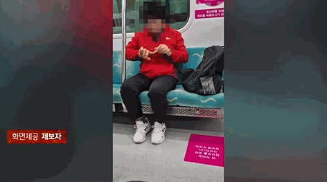 한 승객이 지하철 객차 안에서 손톱을 깎는 모습. 〈영상=JTBC '사건반장'〉