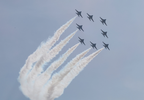 2022년 10월 1일 충남 계룡대 대연병장에서 열린 건군 '제74주년 국군의 날' 기념식에서 공군 특수비행팀 블랙이글스가 축하비행을 하고 있다. 〈사진=연합뉴스〉
