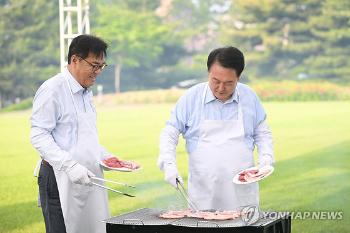 앞치마 두르고 고기 구운 윤 대통령...기자단에 김치찌개 대접