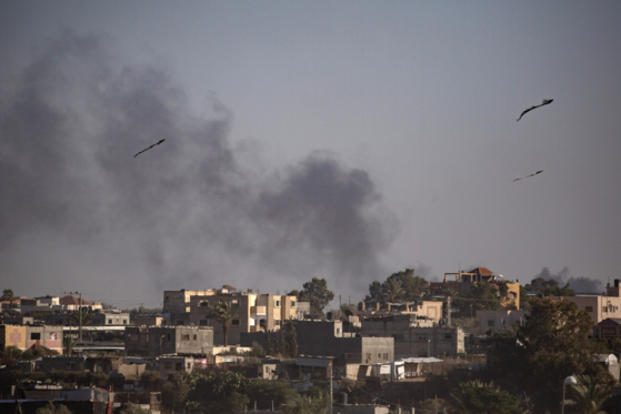 현지시간 24일 팔레스타인 가자지구 남부 라파에서 이스라엘의 공습 후 연기가 피어오르는 모습. 이스라엘은 국제사법재판소(ICJ)의 '라파에서의 군사작전 중단 명령'을 무시하고 공습을 이어갔다. 〈사진=EPA, 연합뉴스〉