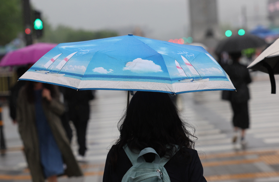 지난 7일 오전 시민들이 서울 광화문 사거리를 지나고 있다. 〈사진=연합뉴스〉