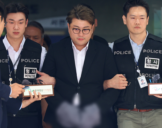 〈YONHAP PHOTO-3580〉 호송차 향하는 김호중   (서울=연합뉴스) 김도훈 기자 = 음주 뺑소니 혐의를 받는 가수 김호중이 24일 구속 전 피의자 심문(영장실질심사)을 마친 뒤 서울 서초구 서울중앙지법을 나와 호송차로 향하고 있다. 2024.5.24   superdoo82@yna.co.kr/2024-05-24 14:07:26/ 〈저작권자 ⓒ 1980-2024 ㈜연합뉴스. 무단 전재 재배포 금지, AI 학습 및 활용 금지〉