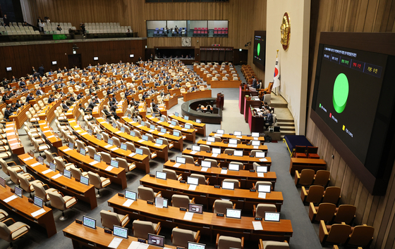 28일 오후 국회에서 열린 본회의에서 야당 의원들이 재의결 안건으로 상정된 전세사기특별법에 대해 표결하고 있다. 〈사진=연합뉴스〉