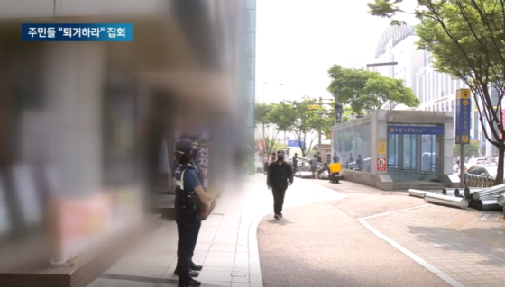 박병화가 거주하고 있는 수원 한 도심 거리에는 순찰과 범죄 예방 등을 목적으로 경찰이 상시 주둔해 근무하고 있다. 〈사진=JTBC 방송화면 캡처〉