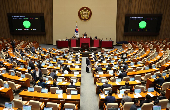 지난 28일 오후 국회 본회의에서 민주유공자 예우에 관한 법률안이 통과되고 있다. 〈사진=연합뉴스〉
