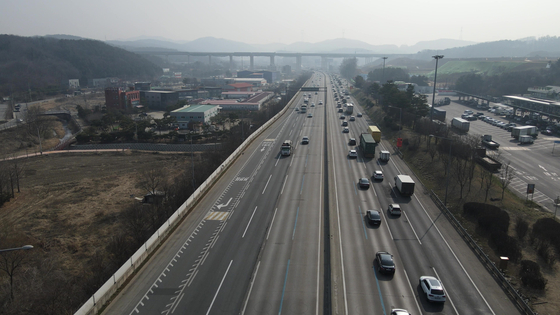 영동고속도로 주말 버스전용차로가 운영 중인 모습. 정체를 보이는 일반 차로와 달리, 버스전용차로인 1차로는 텅 비어 있다.〈사진=한국도로공사 강원본부 제공 영상 갈무리〉