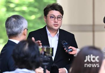 '괘씸한 김호중' 모교도 버렸다…쉼터 누각 현판·사진 철거