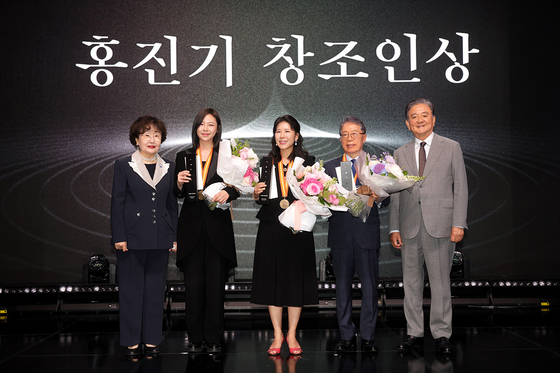 제15회 홍진기 창조인상 시상식이 28일 오후 서울 마포구 상암동 중앙일보 강당에서 열리고 있다. 왼쪽부터 김명자 위원장, 차미영 기초과학연구원(IBS) CI연구단장·KAIST 교수, (사)한마음교육봉사단 윤용로 이사장, 진솔 지휘자, 홍석현 회장. 장진영 기자 / 20240528